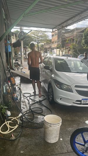 Veículo atendido no lava jato em Curicica