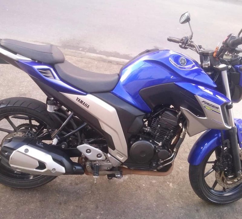 Limpeza de moto com cuidado visual